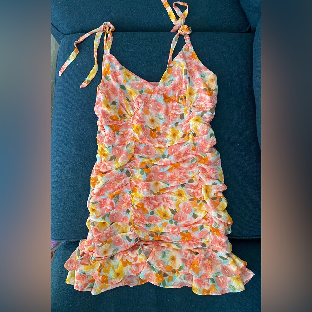NWT Lily Rose Bodycon Ruched Dress. Beautiful colors. Tie straps. Lined. Size L.